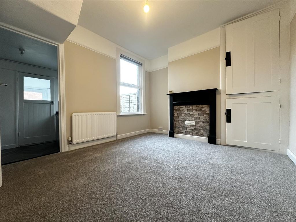 Property photo 3 of 10 Dining Room