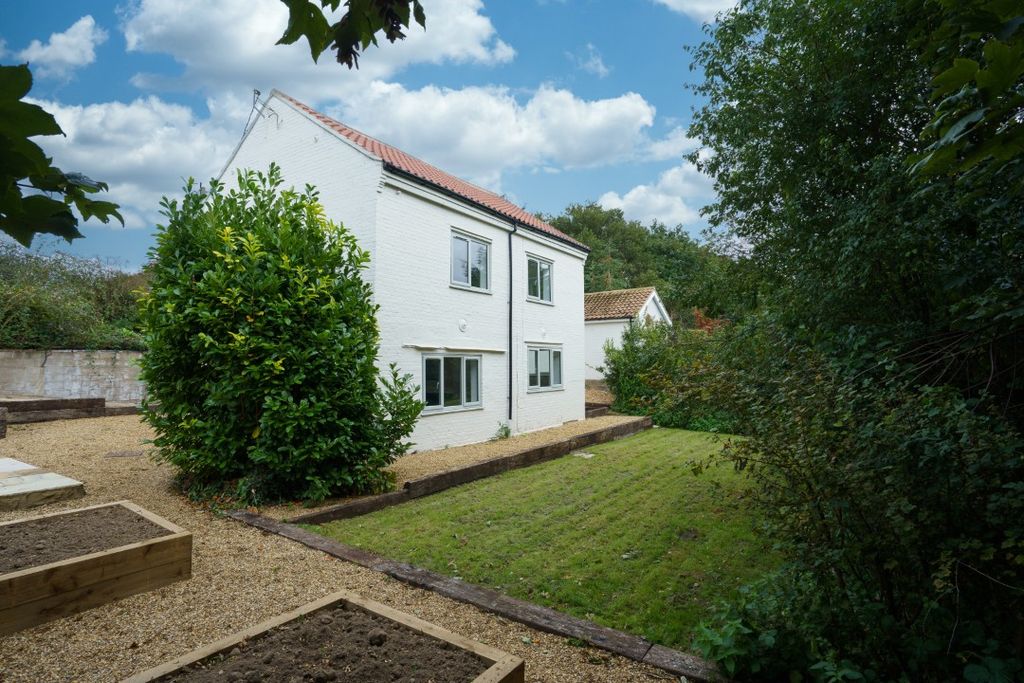 Property photo 2 of 28