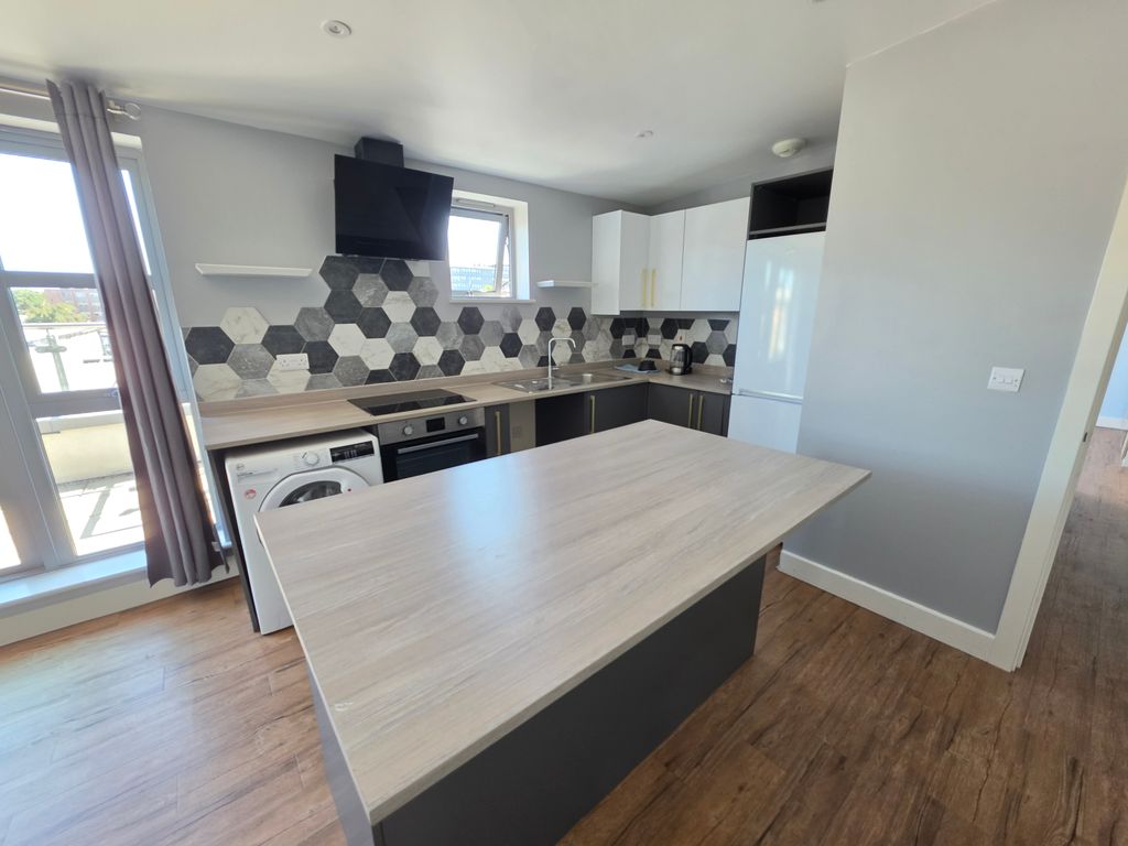 Property photo 3 of 11 Kitchen