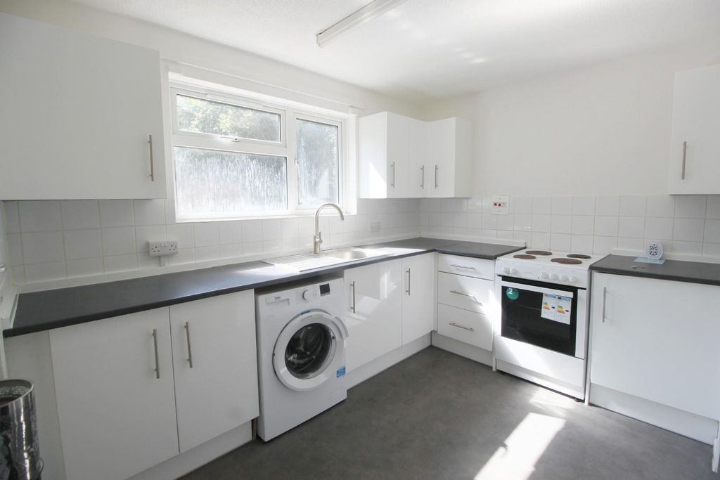 Property photo 3 of 10 Kitchen.Jpg