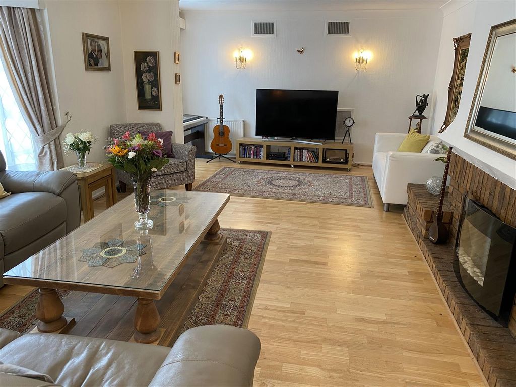 Property photo 2 of 23 Lounge