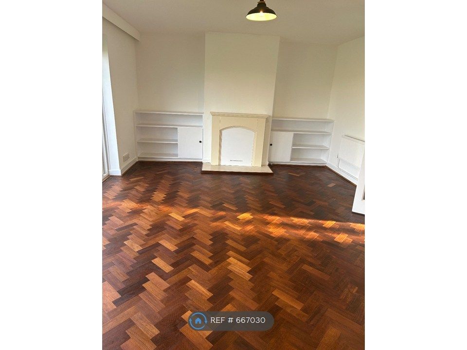 Property photo 3 of 13 Lounge/Dining Area