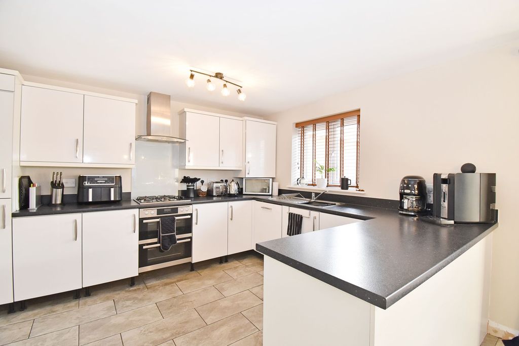 Property photo 2 of 28