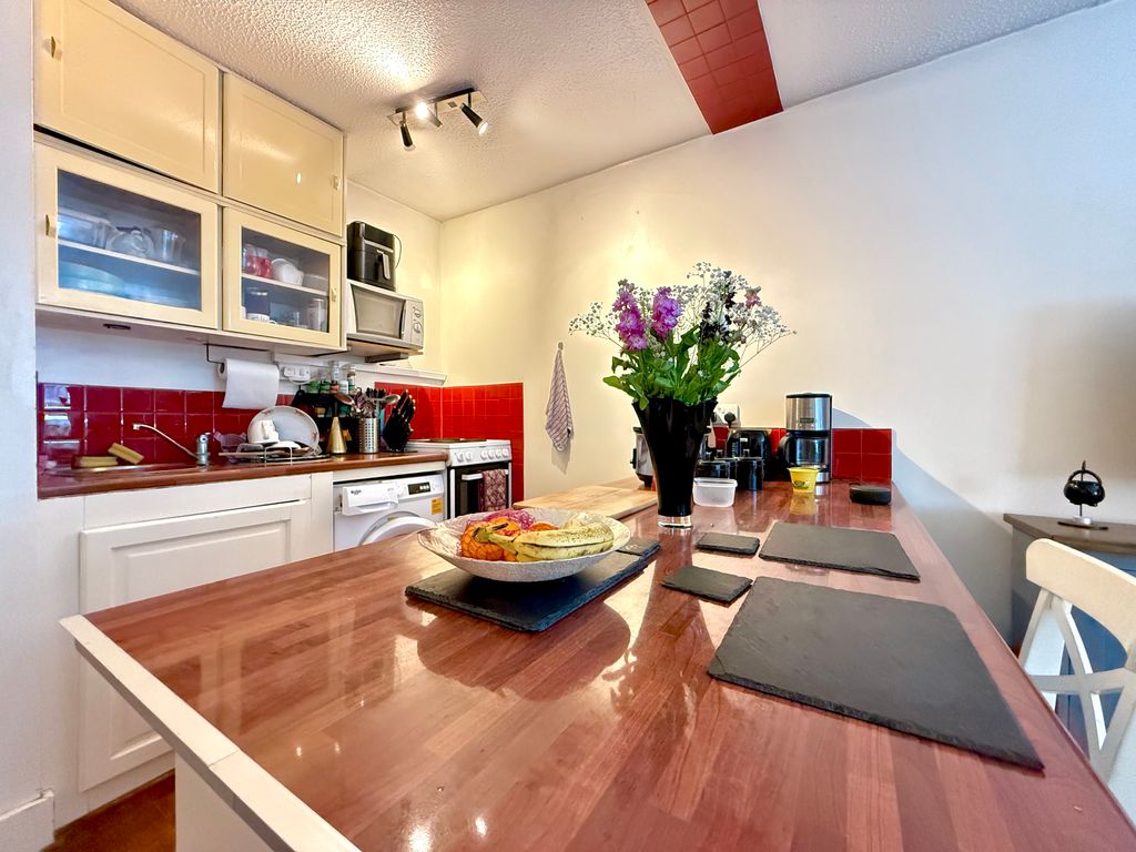 Property photo 3 of 7 Kitchen