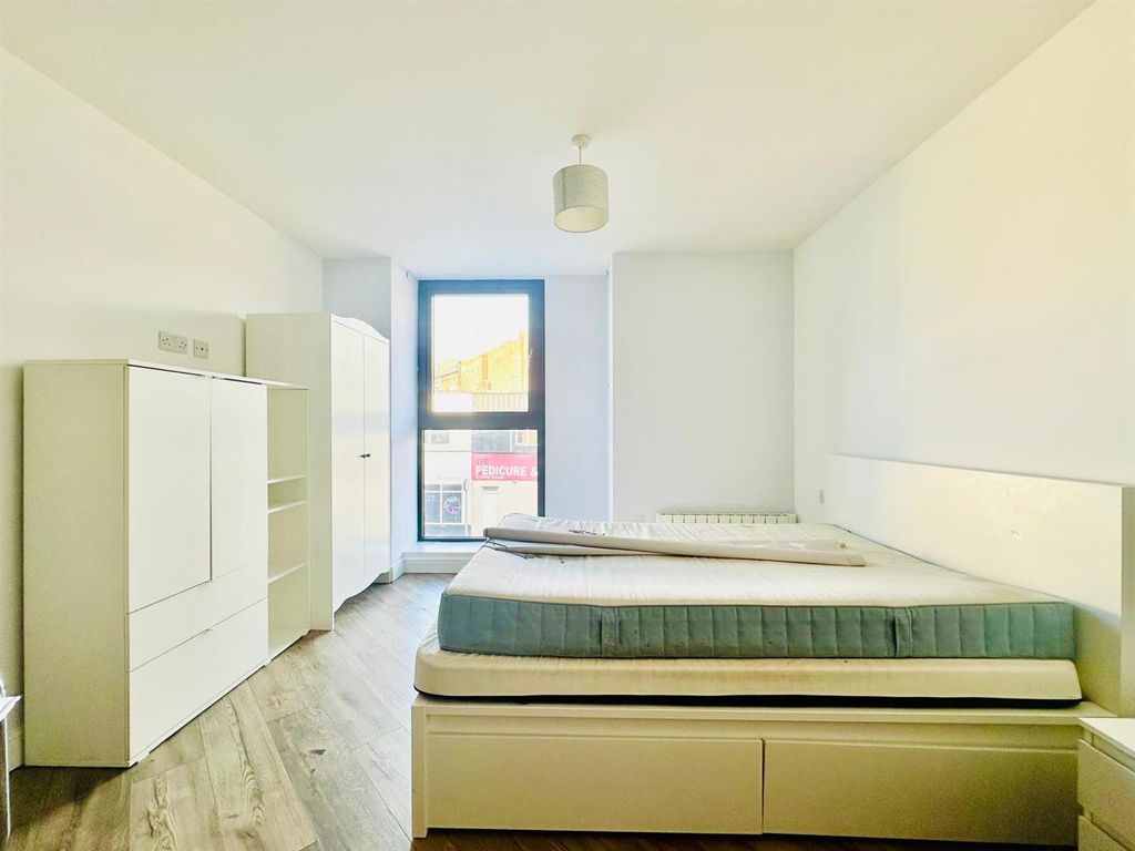 Property photo 3 of 8 Studio