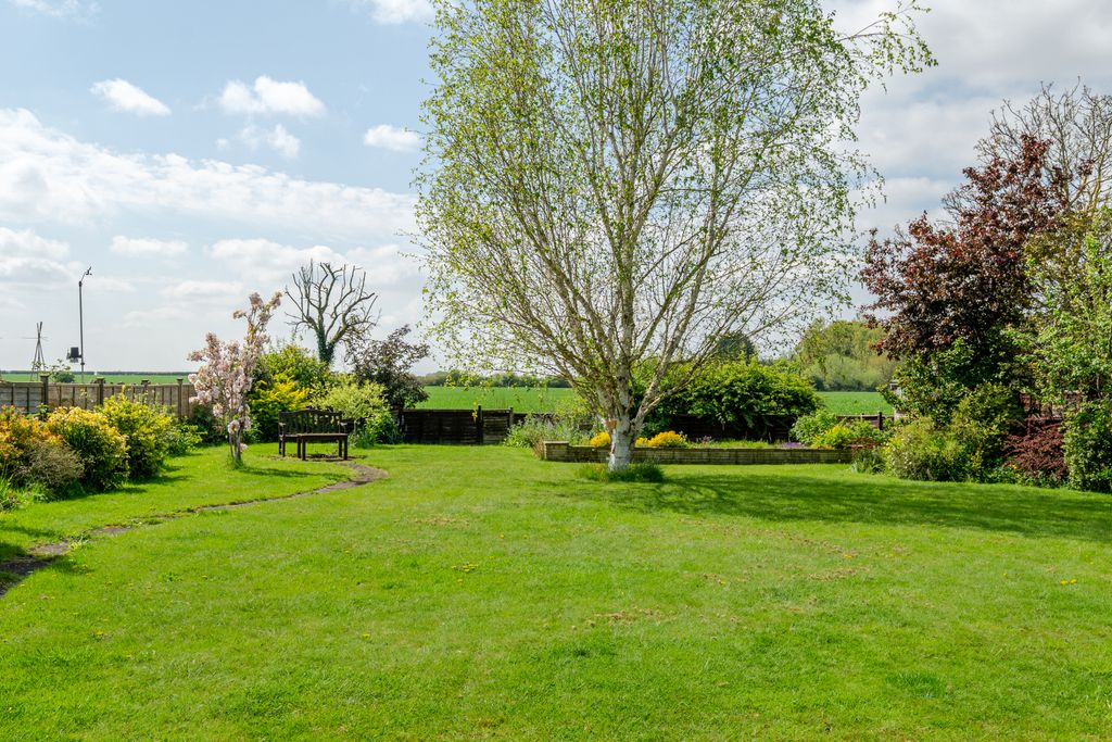 Property photo 2 of 15 Garden (Backs Onto Fields)