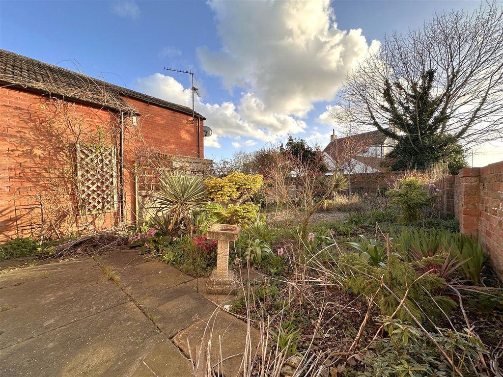 Property photo 3 of 15 Lovely Rear Garden 157
