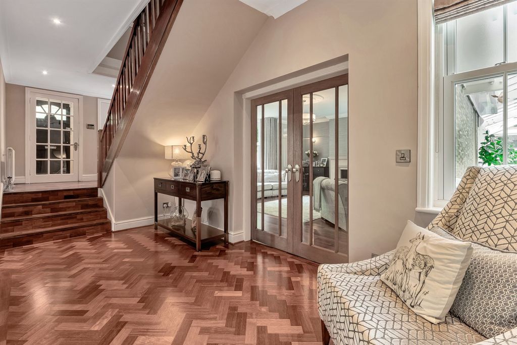Property photo 2 of 32 Entrance Hall