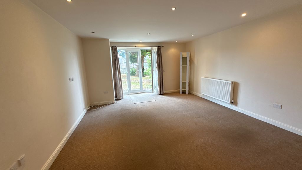 Property photo 2 of 8 Lounge