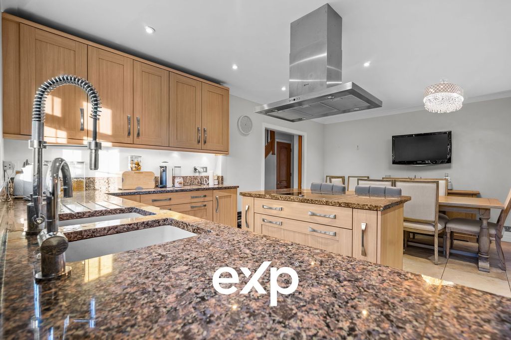 Property photo 2 of 27