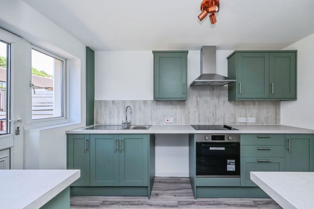 Property photo 2 of 18 Fitted Kitchen