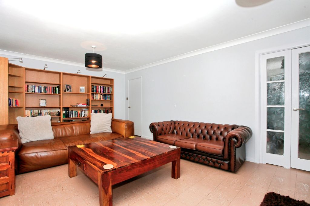 Property photo 3 of 17 Lounge