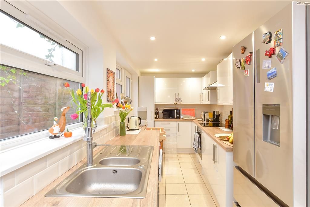 Property photo 2 of 10 Kitchen