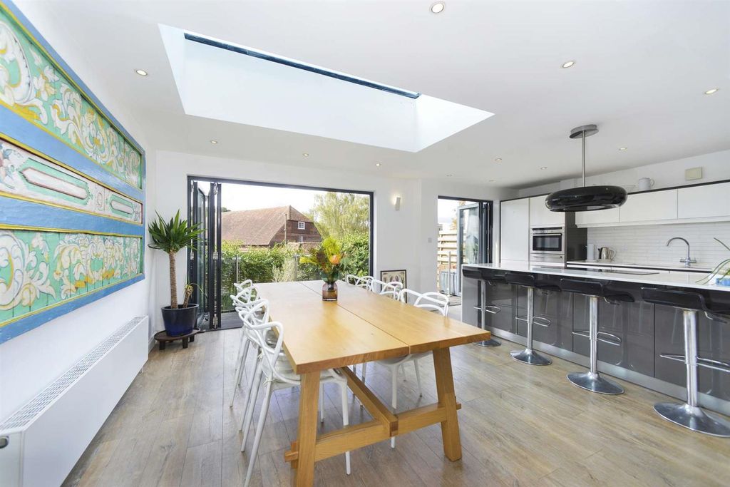 Property photo 2 of 26 Ph29_6203043-1920.Jpg