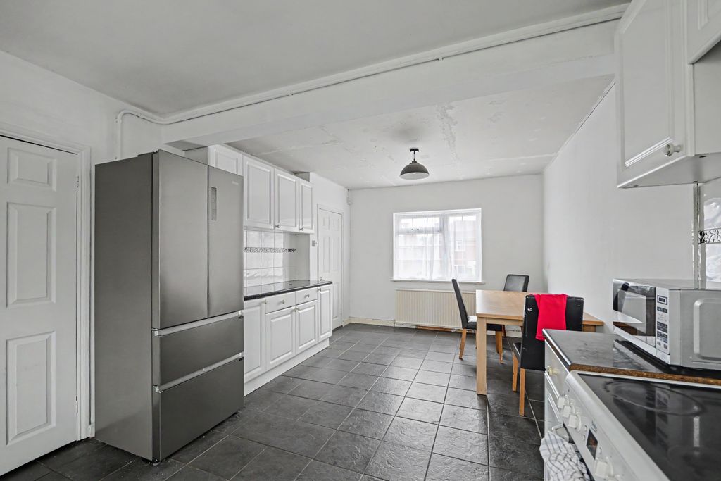 Property photo 3 of 15 2 Barry Road, Southampton, So19 5Lp