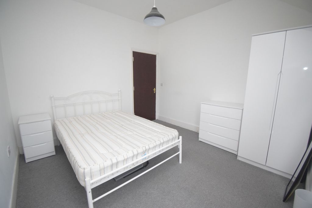 Property photo 2 of 7 Room 4