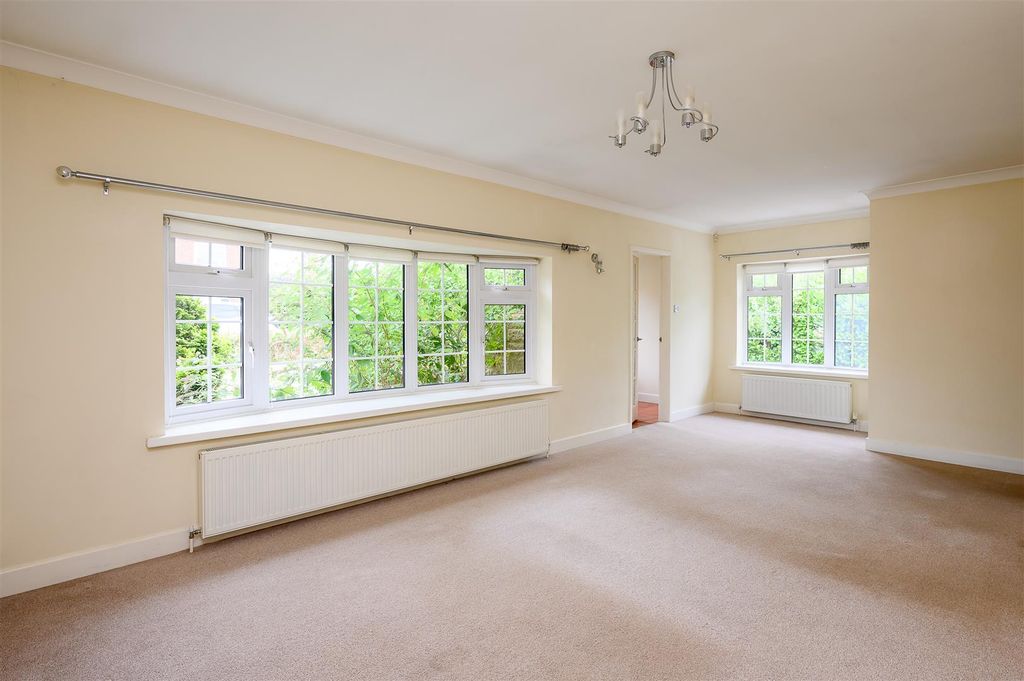 Property photo 3 of 12 Living Space