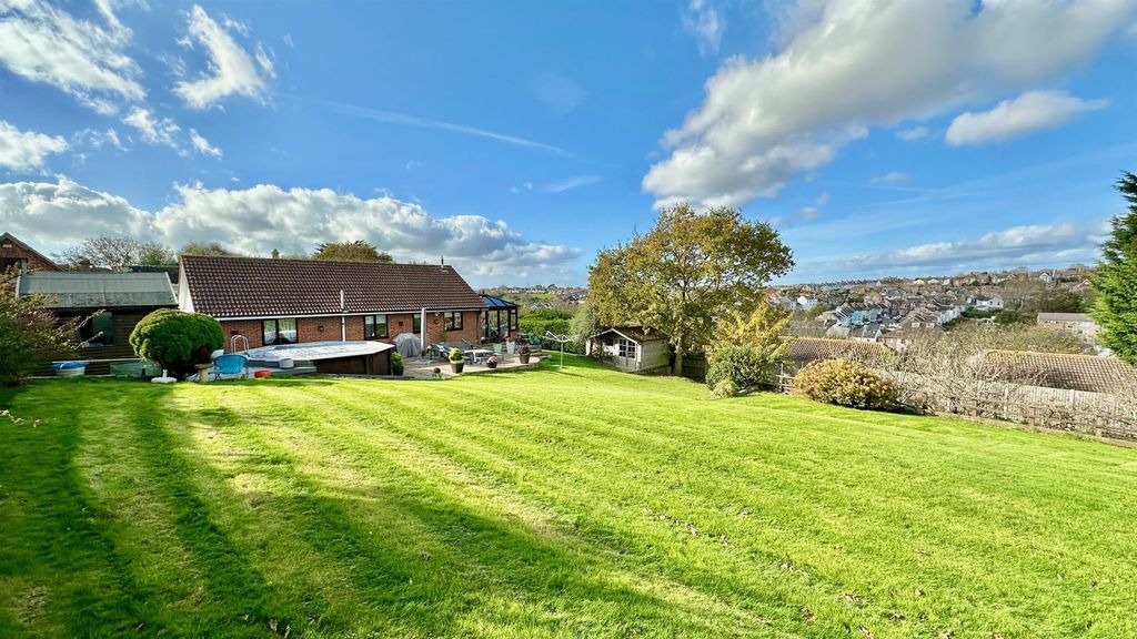 Property photo 1 of 42