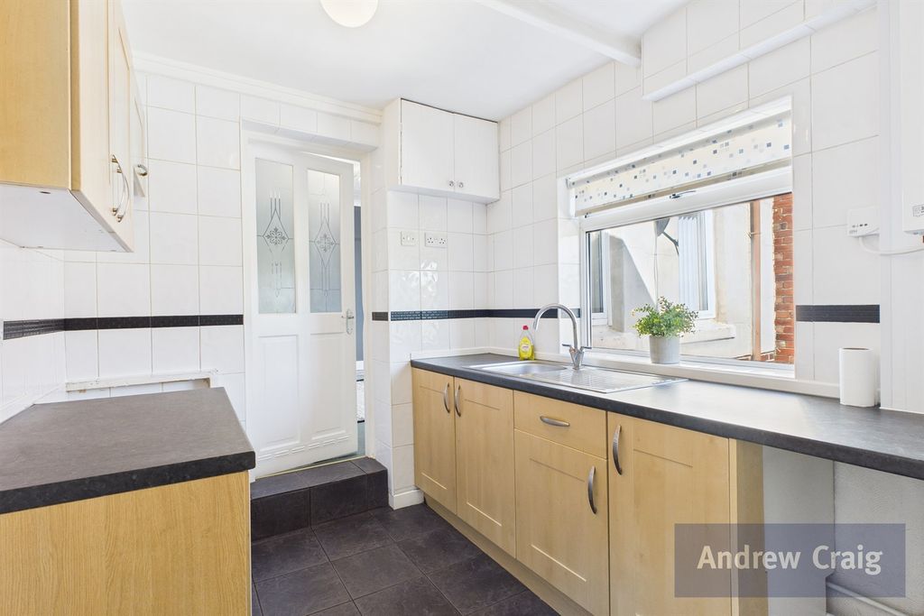 Property photo 3 of 11 Kitchen