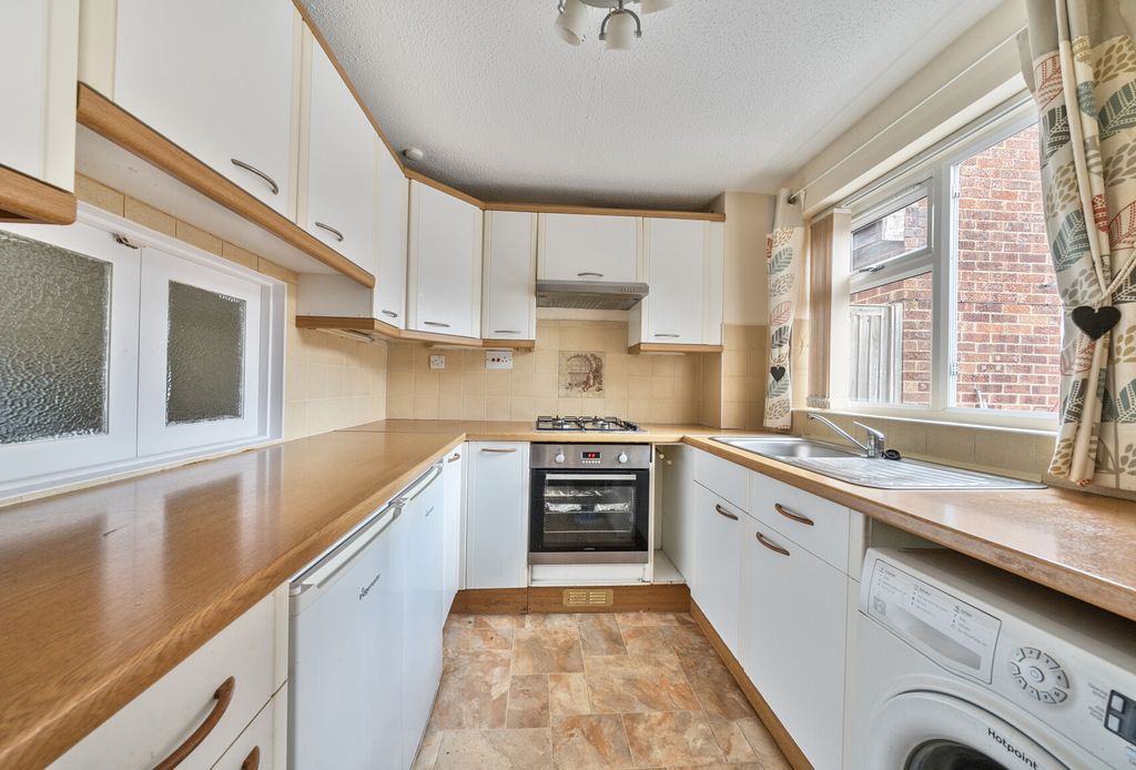 Property photo 2 of 8 1333323-6-688B3Aa...