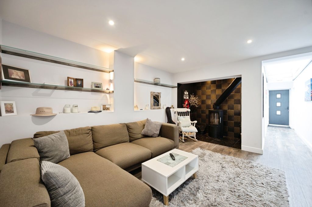 Property photo 2 of 17 Photo