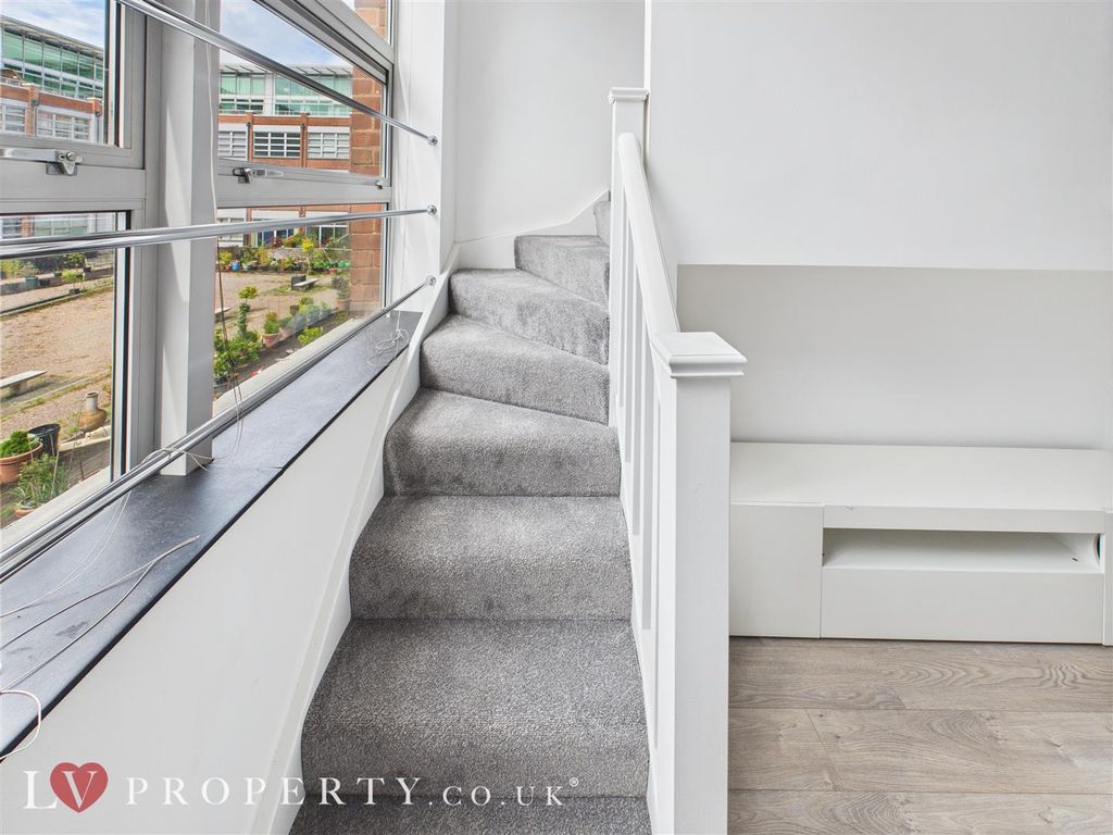 Property photo 3 of 19 Cam05016G0-Pr0078-St