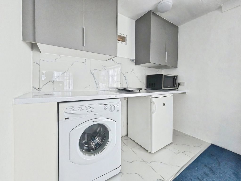 Property photo 2 of 8 Studio
