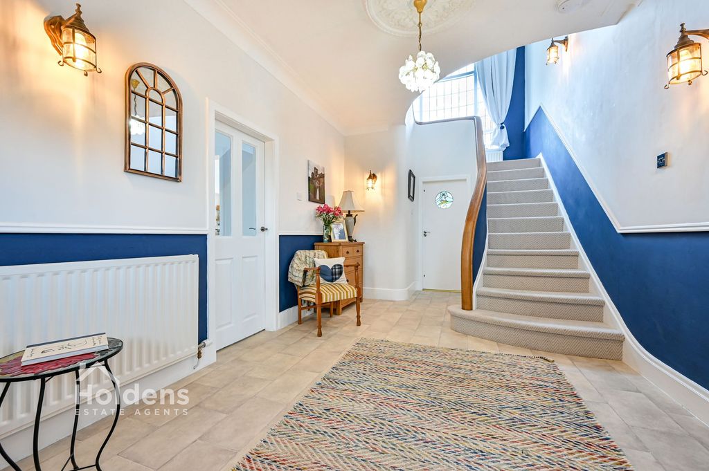 Property photo 2 of 27