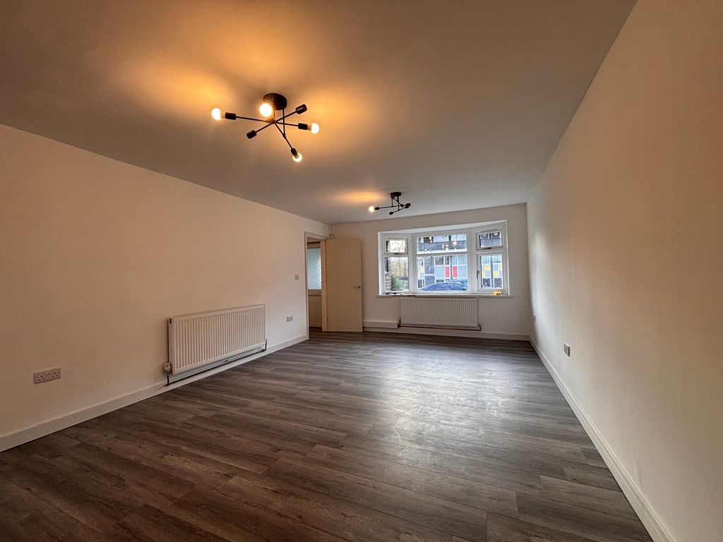 Property photo 3 of 13 Lounge