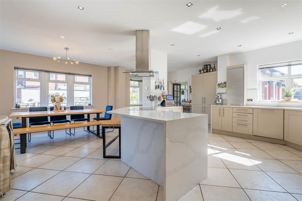 Property photo 3 of 43 Kitchen/Dining Room