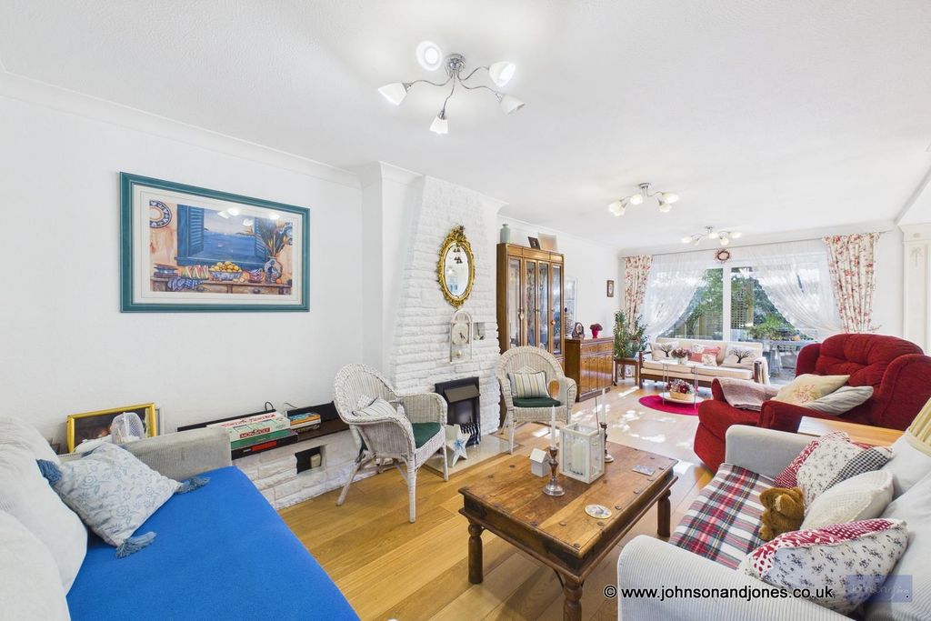 Property photo 2 of 17 2 Lounge.Jpg