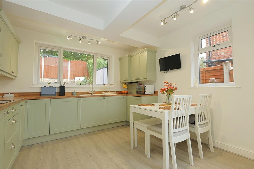 Property photo 3 of 20 Dining Kitchen