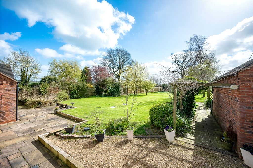 Property photo 3 of 25 Terrace