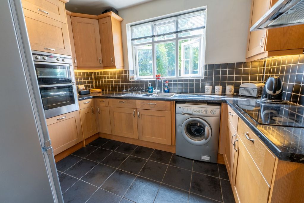 Property photo 2 of 25