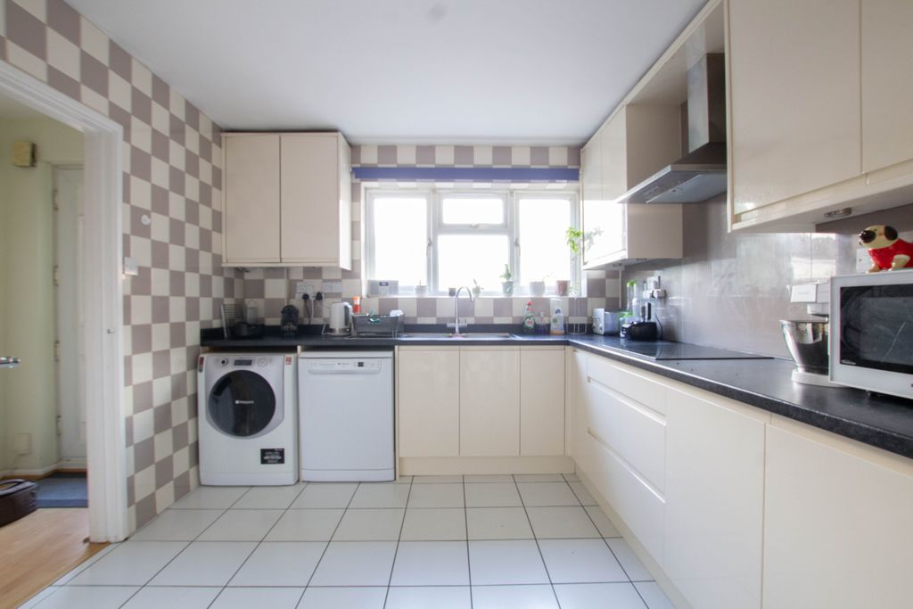 Property photo 3 of 12 Kitchen/Breakfast