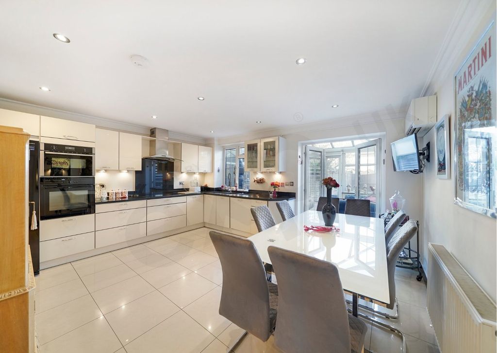 Property photo 3 of 23