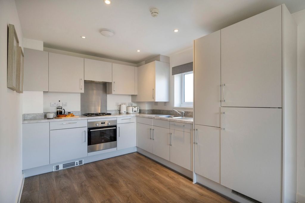 Property photo 3 of 9 Kitchen