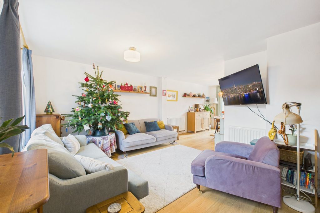 Property photo 2 of 11 Living Room