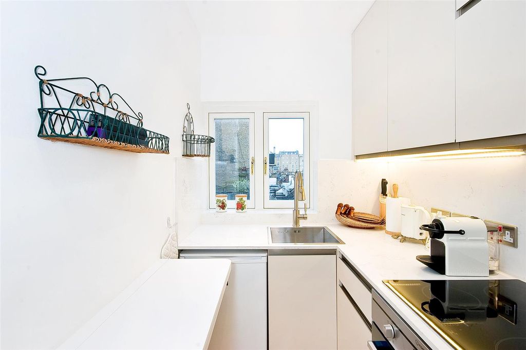 Property photo 3 of 6 Kitchen