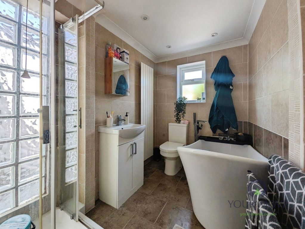 Property photo 2 of 9 Bathroom