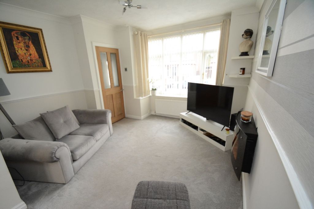 Property photo 3 of 15 Lounge