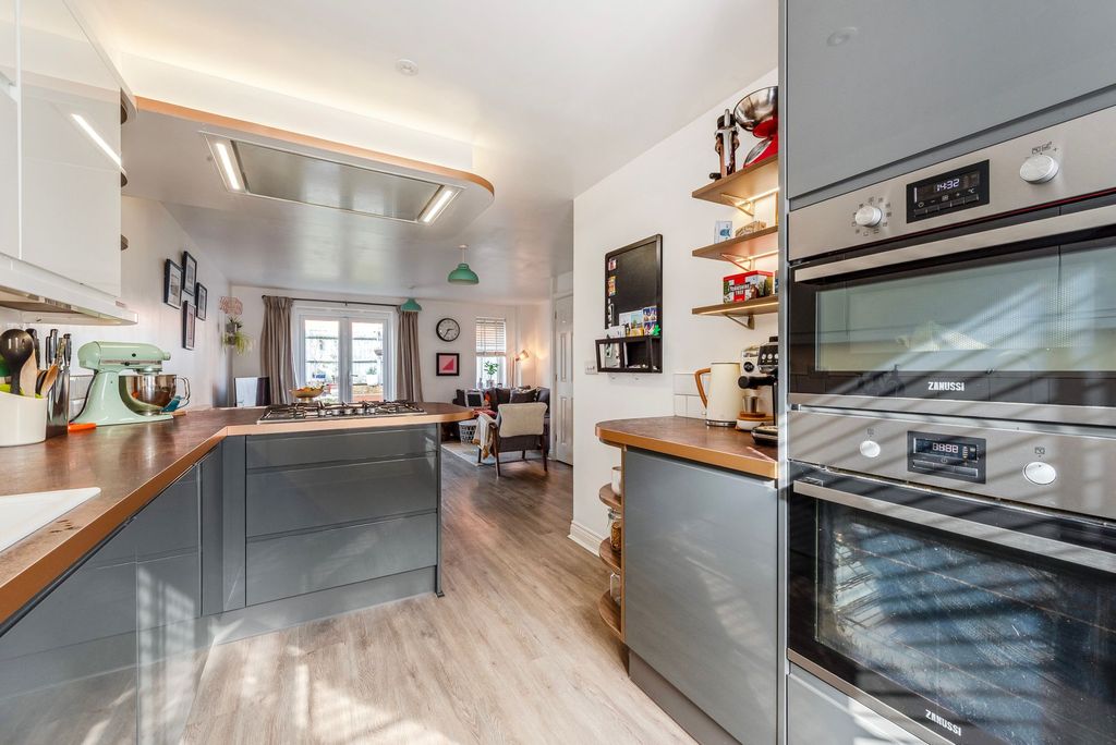 Property photo 2 of 22