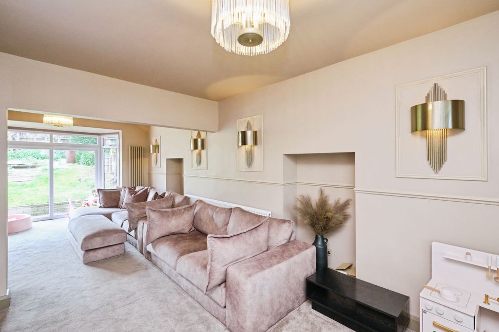 Property photo 3 of 14 Lounge