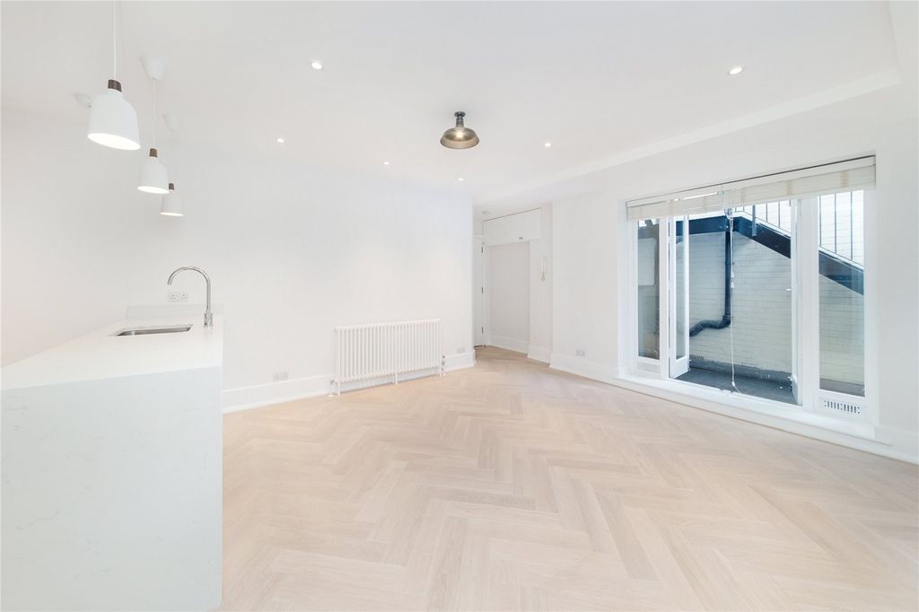 Property photo 3 of 9 Earlham Street