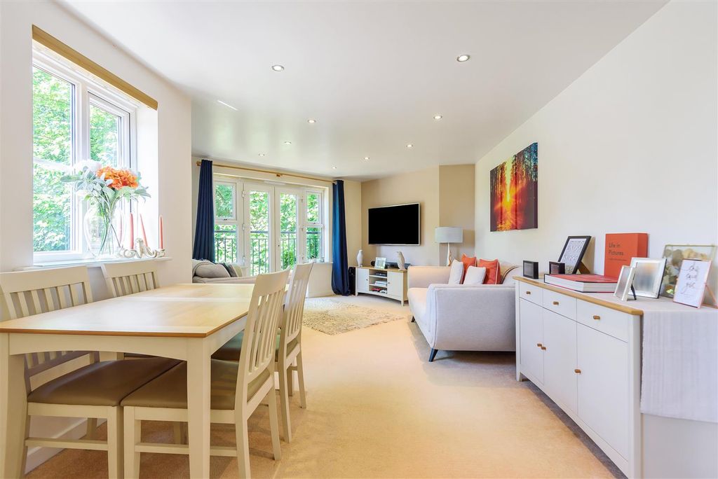 Property photo 2 of 8 Lounge/Dining