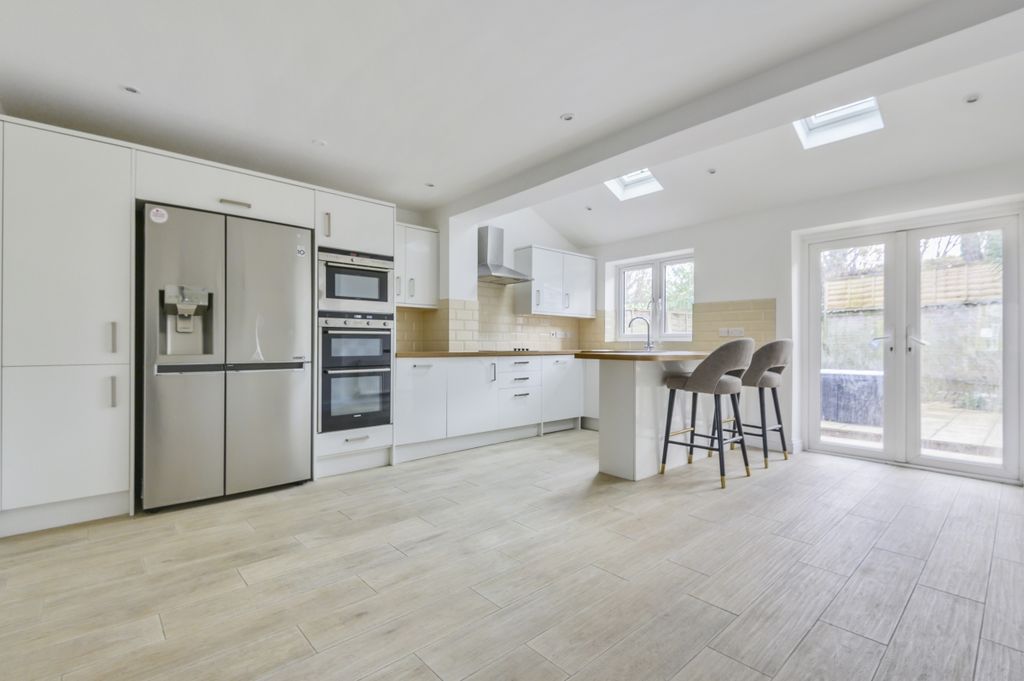 Property photo 2 of 11 Danesfield Close