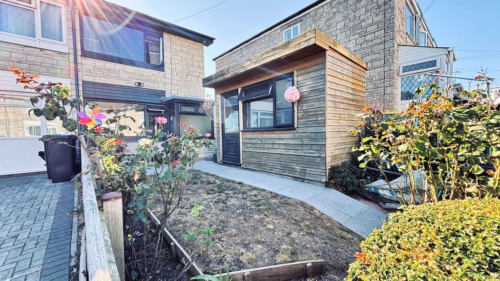 Property photo 1 of 15 Front Garden 2
