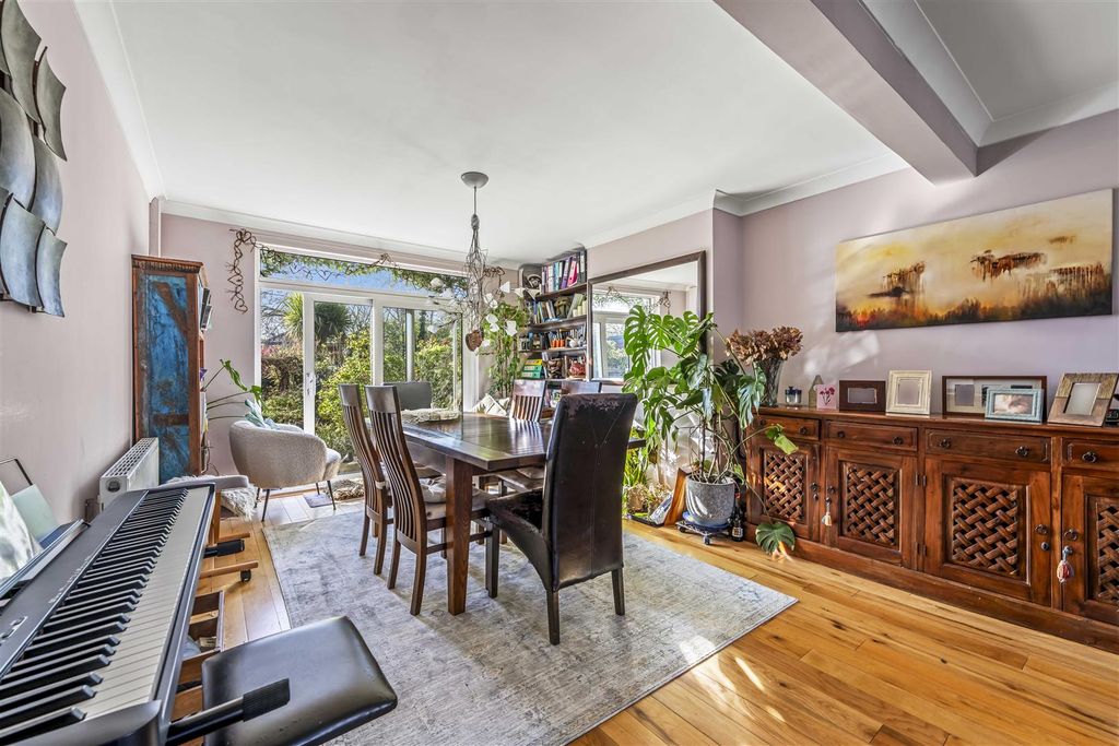 Property photo 2 of 20 60 Bassett Gardens, Isleworth Tw7 4Qy-10.Jpg