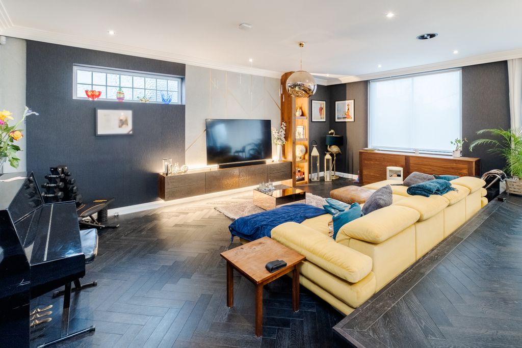 Property photo 2 of 17