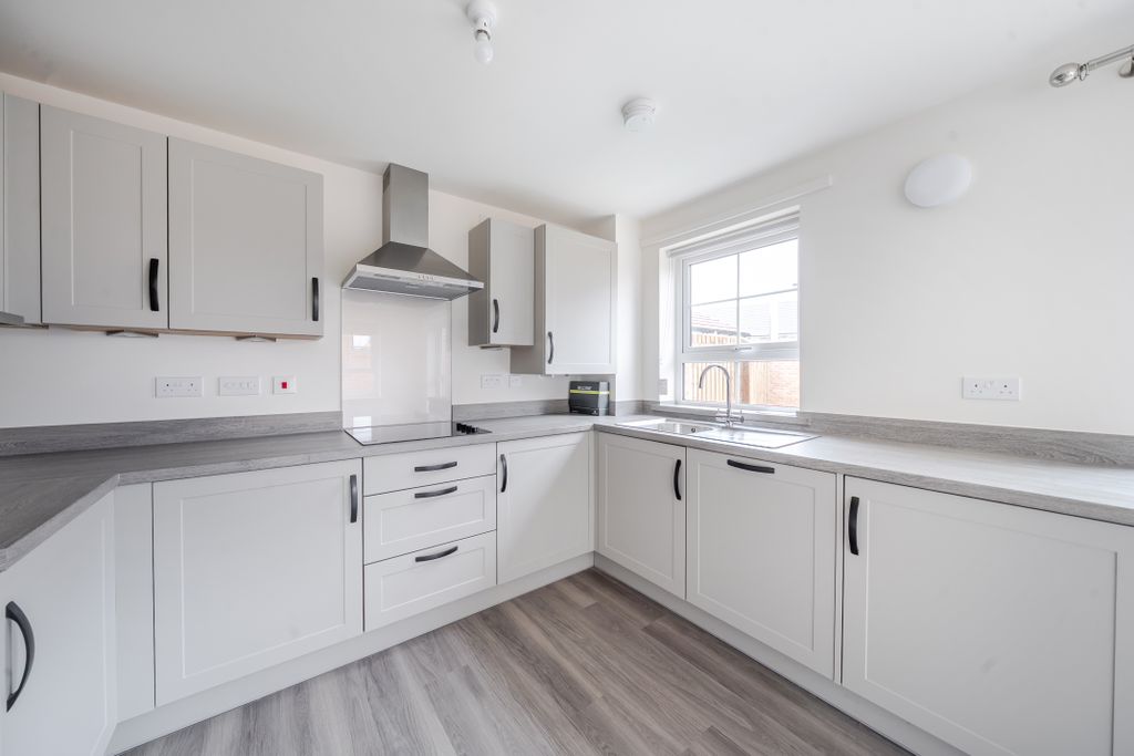 Property photo 3 of 12 Kitchen